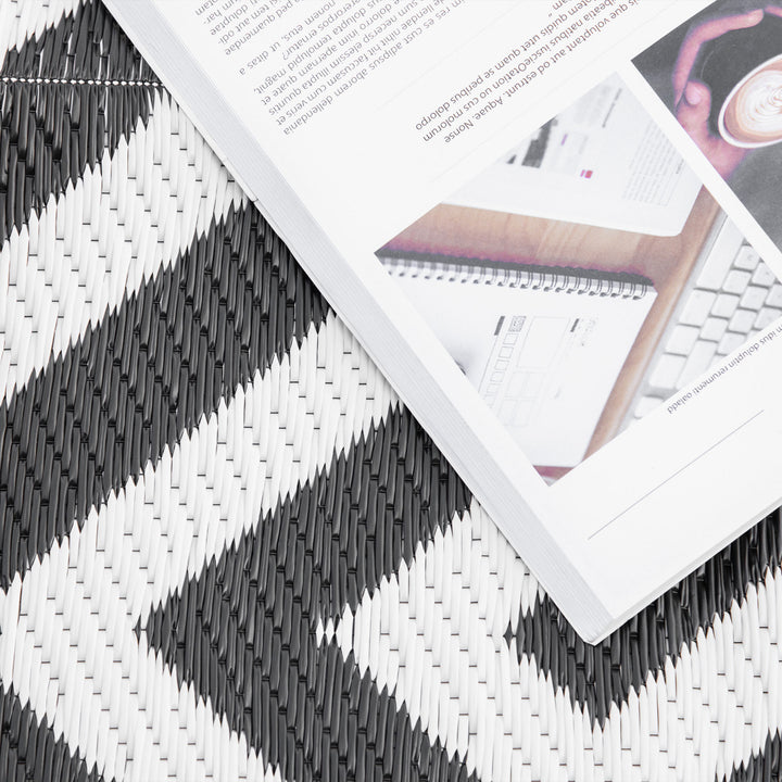 MCL Outdoor Rug Reversible Mat Plastic Straw Rug Portable RV Camping Mat for Garden Deck Picnic Indoor, 121 x 182 cm (4 x 6 ft), Black & White