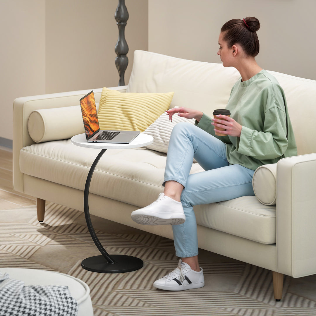 C Shaped Side Table, Round Bedside Table with Marble Effect Top, Modern Coffee Table Sofa End Table with Metal Frame for Living Room Bedroom Office, White